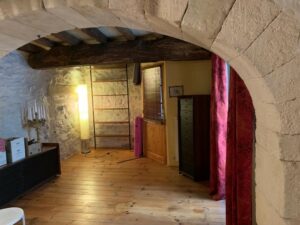 Grande chambre avec poutres apparentes à Saint-Dionisy