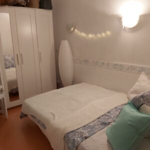 Chambre avec lit double dans une villa de 2 pièces à Calvisson