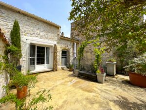 Terrasse ensoleillée au premier étage d’une maison de village à Saint-Dionisy