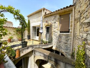 Façade côté terrasse d’une maison de village à vendre à Saint-Dionisy