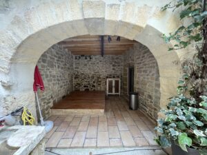 Patio intime au rez-de-chaussée d’une maison à Saint-Dionisy