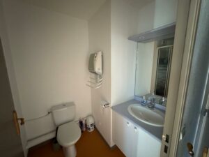 Salle d’eau fonctionnelle dans une maison 3 pièces en résidence à Calvisson