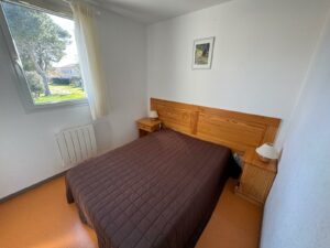 Première chambre avec fenêtre dans une maisonnette en résidence à Calvisson