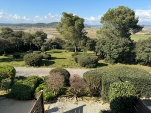 Terrasse arrière avec vue dégagée dans une résidence à vendre à Calvisson
