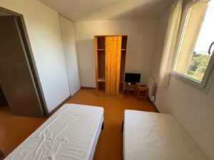 Deuxième chambre lumineuse dans une maisonnette à vendre à Calvisson