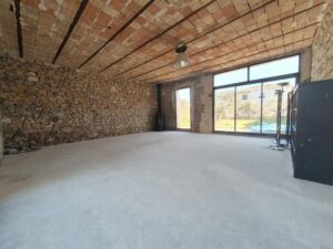 Grande pièce à rénover avec volume type loft à Saint-Laurent-d’Aigouze