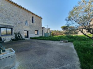Façade de la maison de village à vendre à Saint-Laurent-d’Aigouze avec jardin et terrasse