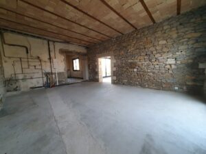 Espace brut avec potentiel d’aménagement dans une maison ancienne à Saint-Laurent-d’Aigouze