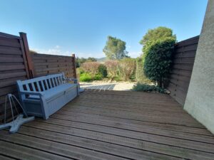 Terrasse arrière idéale pour les repas extérieurs dans une maisonnette à Calvisson