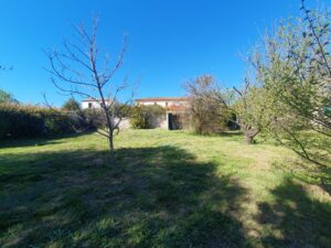Grand jardin arboré avec possibilité de division du terrain, dans une villa à vendre à Clarensac
