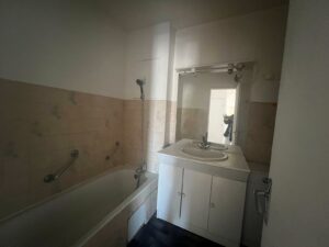 Salle de bains avec baignoire à rafraîchir dans l’appartement à Nîmes