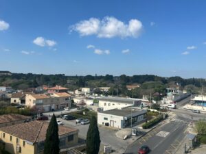Vue dégagée depuis la terrasse de l’appartement 3 pièces à Nîmes