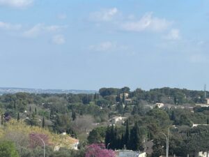 Balcon accessible depuis le séjour, idéal pour profiter de l’extérieur
