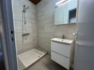 Salle d’eau rénovée avec douche dans maison de village à Calvisson