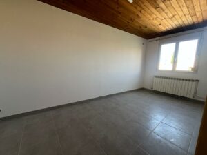 Autre vue de la deuxième chambre dans la maison de village à Sinsans