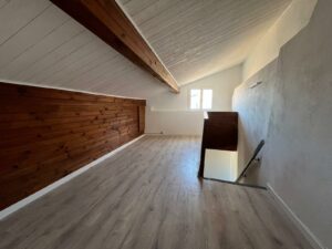 Espace mansardé pouvant servir de bureau ou rangement à Sinsans
