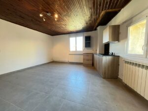 Pièce de vie lumineuse d’une maison rénovée à vendre à Sinsans