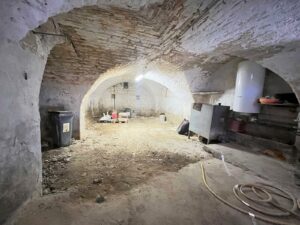 Grand garage en rez-de-chaussée de la maison à Sinsans