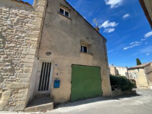 Façade rénovée d’une maison de village à vendre à Calvisson – Sinsans