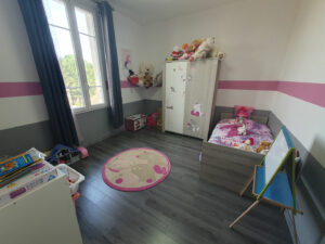 Première chambre, spacieuse, avec vue sur le jardin