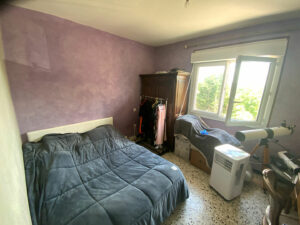 Chambre claire avec rangements