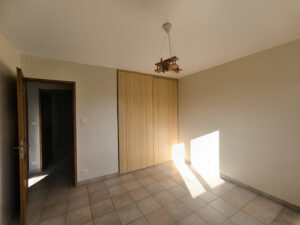 Chambre avec fenêtre sur jardin dans une maison à vendre à Bagard