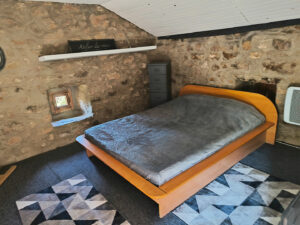 Exemple de chambre avec poutres apparentes dans la maison à Bordezac