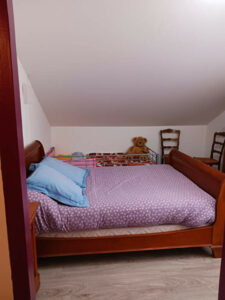 Chambre calme avec fenêtre sur jardin