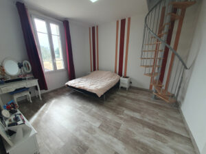 Première chambre, spacieuse, avec vue sur le jardin
