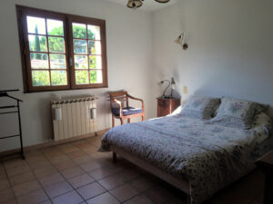 Chambre principale avec vue jardin dans une maison à Anduze