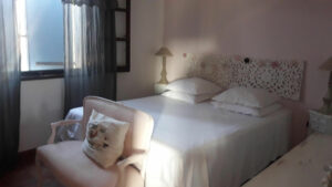 Chambre lumineuse avec vue sur le jardin