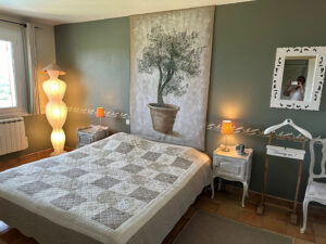 Chambre avec fenêtre donnant sur le jardin