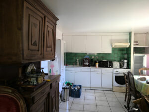 Cuisine fonctionnelle et équipée dans une maison à vendre à Anduze