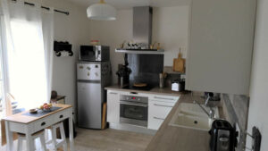 Cuisine indépendante équipée dans une maison à vendre à Saint-Privat-des-Vieux