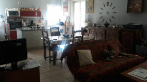 Cuisine ouverte sur séjour lumineux au premier étage d’une maison à vendre au Martinet