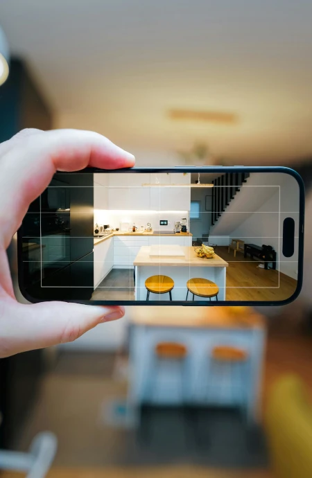 Agent immobilier réalisant une estimation sur place dans une maison à Alès