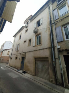 Façade de l’immeuble à vendre à Alès avec trois niveaux