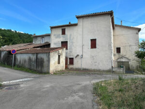 Arrière de l’immeuble avec vue sur le terrain vendu séparément à La Grand-Combe
