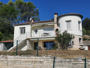 Arrière de la maison avec accès terrasse et jardin à Alès