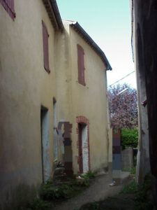Façade en pierre de l’immeuble à rénover à vendre à Bessèges