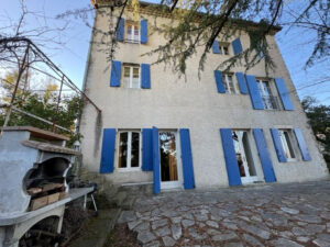 Façade de la maison dans un quartier résidentiel calme d’Alès