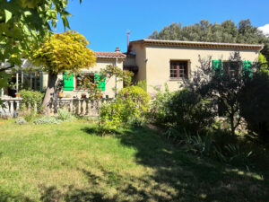 Façade de la maison à vendre à Anduze, dans un environnement verdoyant