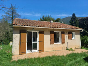 Façade de la maison à vendre au Martinet, en campagne