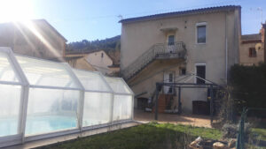 Façade de la maison à vendre au Martinet avec terrain et garage