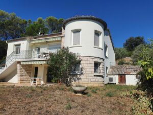 Façade principale de la maison à vendre à Alès, dans un quartier résidentiel