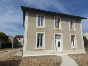 Façade principale de la maison à vendre à Cardet, avec terrain
