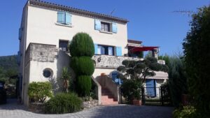 Vue de la façade principale de la villa rénovée à vendre aux Mages