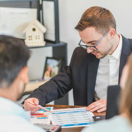 Agent immobilier expliquant les bénéfices d’un service de gestion locative