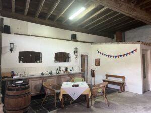 Garage de 84 m² offrant de nombreuses possibilités, dans une maison à vendre à Calvisson