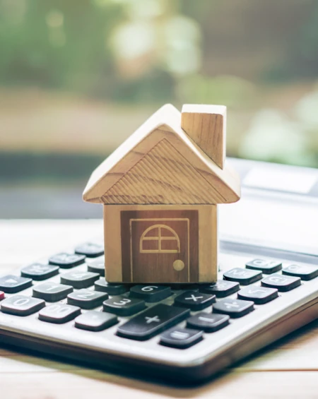 Agent immobilier expliquant l’importance d’une estimation fiable avant une mise en vente